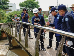 KLH Ambil Sampel Air Sungai Tercemar Pestisida di Tangsel, Karbon Aktif Ditebar